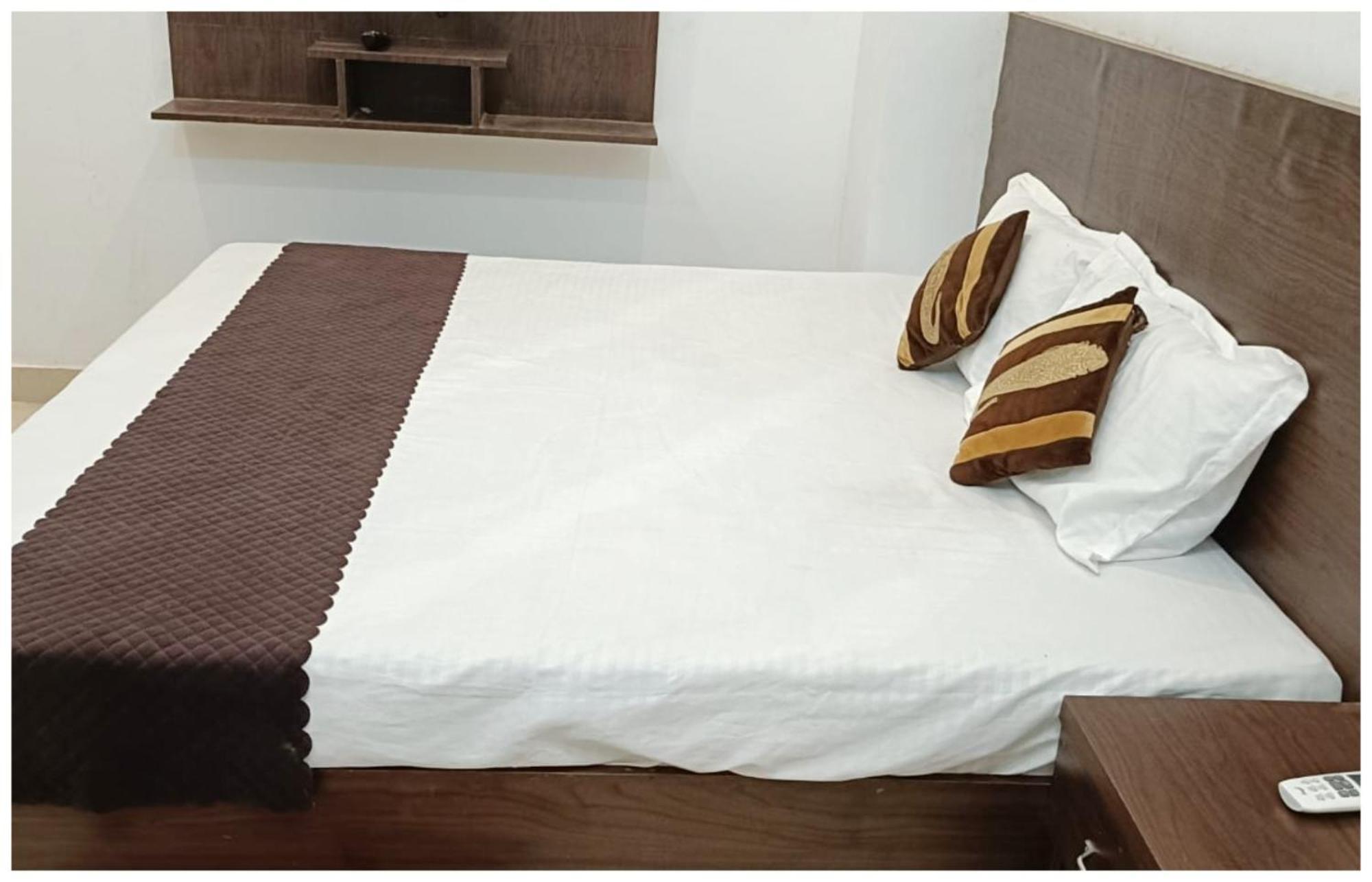 Hotel Aparna Grand Near Ram Janam Bhoomi And Temple - Fully Air Conditioned - Free Wifi Available - Best Budget Hotel In Ayodhya Ngoại thất bức ảnh
