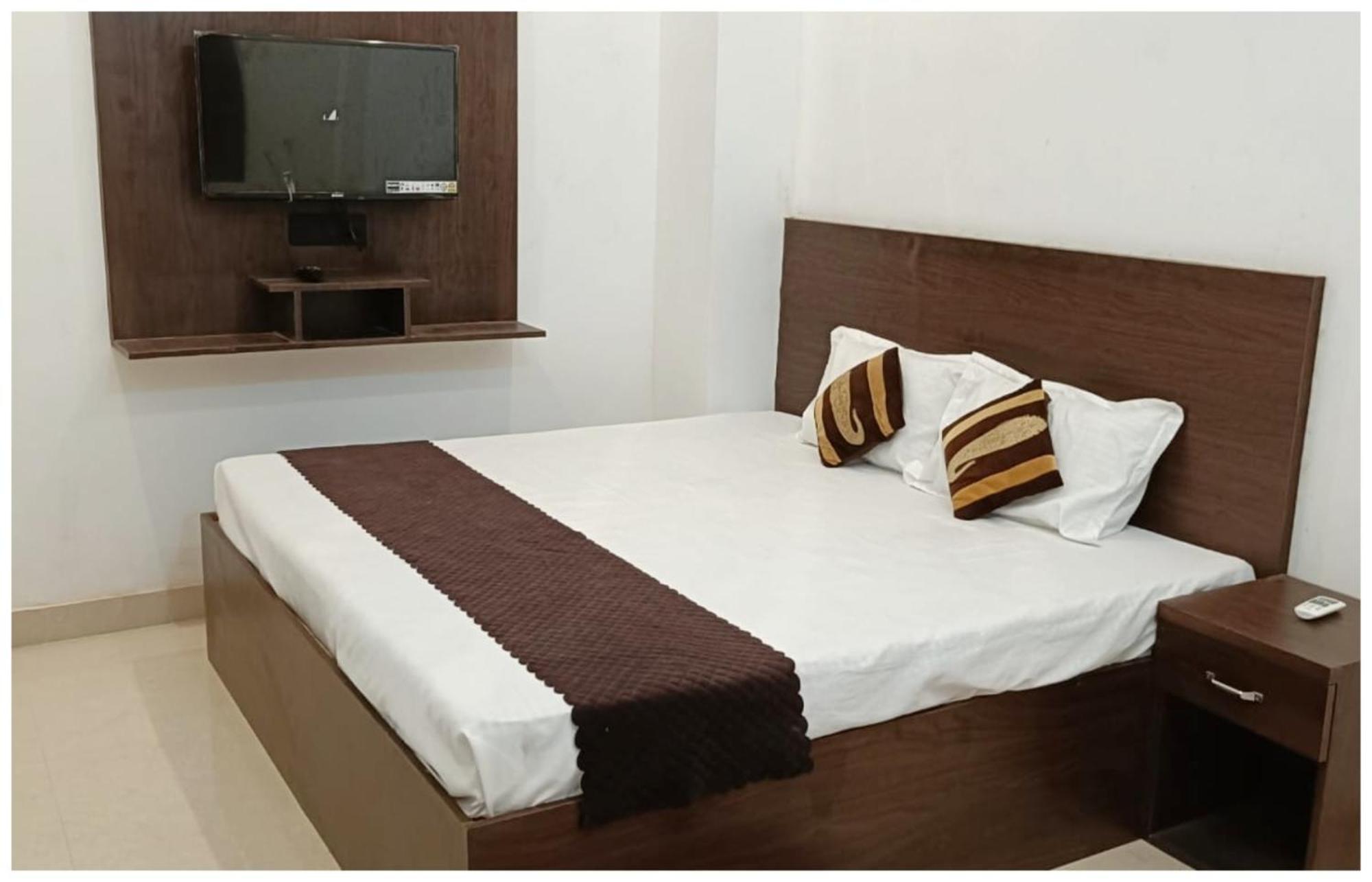Hotel Aparna Grand Near Ram Janam Bhoomi And Temple - Fully Air Conditioned - Free Wifi Available - Best Budget Hotel In Ayodhya Ngoại thất bức ảnh